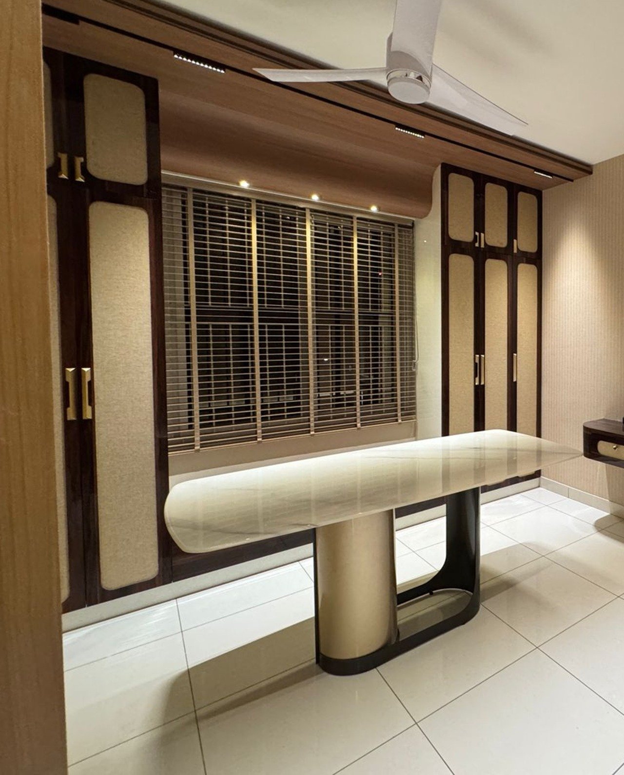 Made-to-measure blinds fitted to a window recess